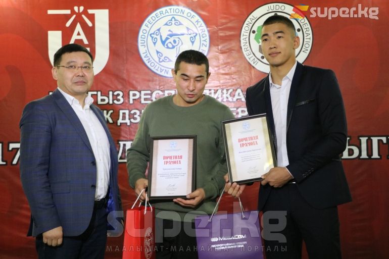 Ийгилик жараткан спортчу Нурсалим Иличбек уулу жана машыктыруучусу Гапар Турсуналиев
