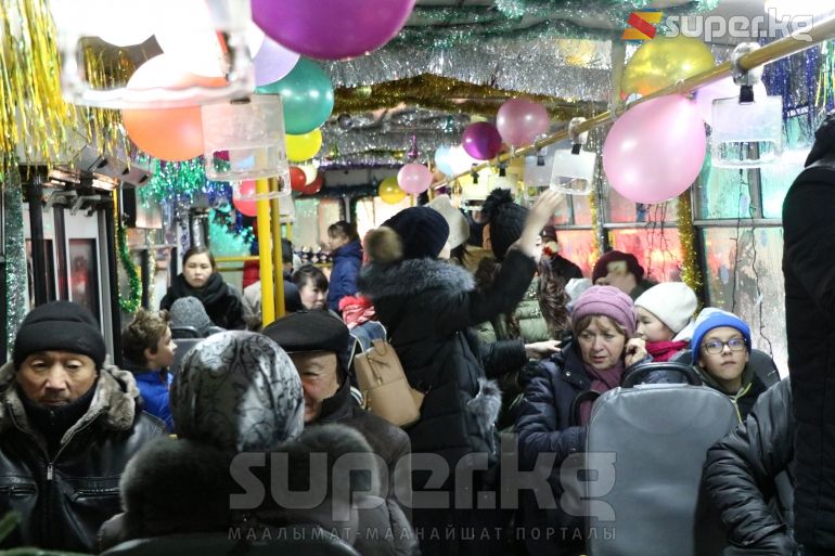 Бишкектеги жүргүнчүлөрдүн маанайын көтөргөн троллейбус.