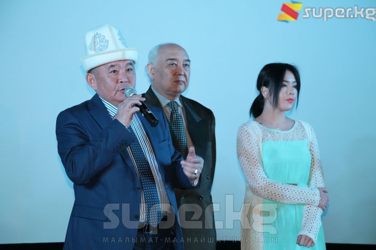 Эшенкул Барпиев тасманын бет ачарында сүйлөп жатат.