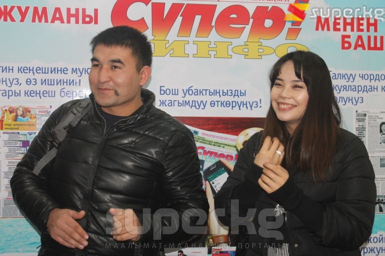 Калыбек Турдубаев жана Бактыгүл Орозбаева сапар алдында маек беришүүдө.