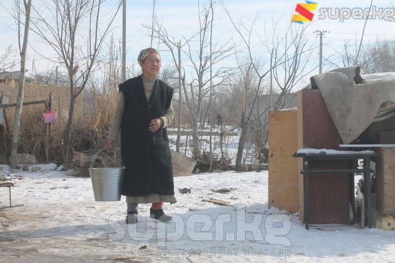 Үй тиричилигин жасап жаткан Атабаева