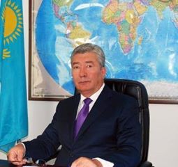 Казакстандын Кыргыз Республикасындагы элчиси А.Бозжигитов.