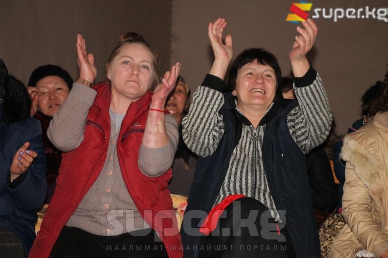 Ырдап, бийлегендерди колдогон көрүүчүлөр