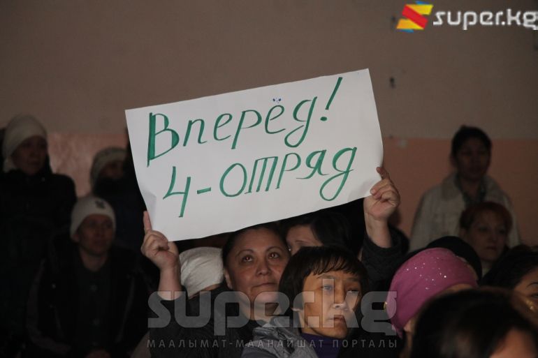 Ырдап, бийлегендерди колдогон көрүүчүлөр