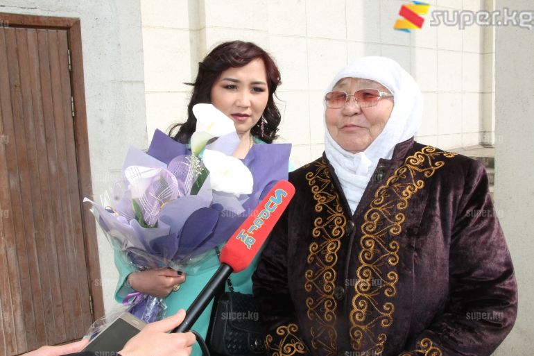 Башкы ролдогу актриса Ажар Рахман кызы апасы менен