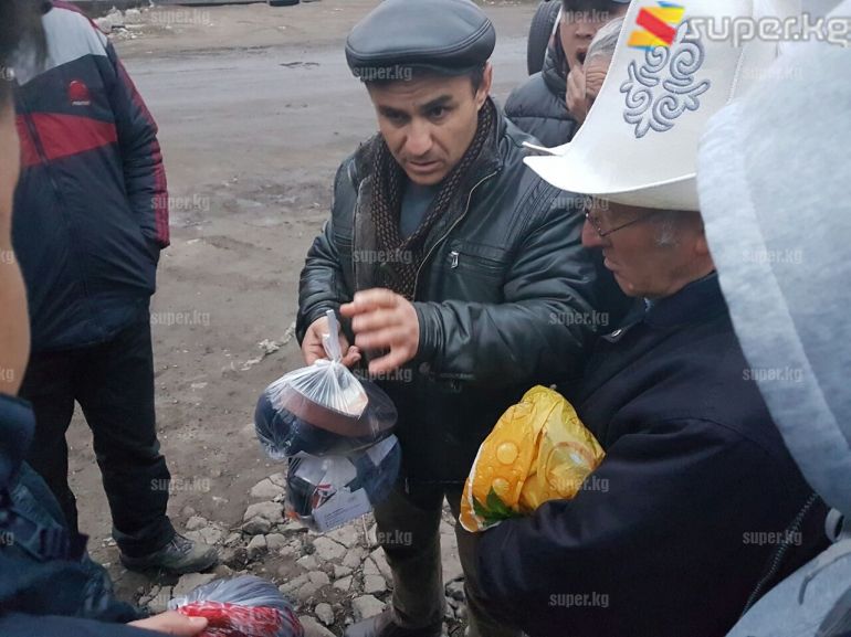 Камалгандардын буюмдарын, акча, уюлдук телефондорун туугандары өткөрүп алып жаткан учур
