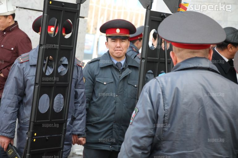 Милиция кызматкерлери концертке элди текшерип өткөрүүдө