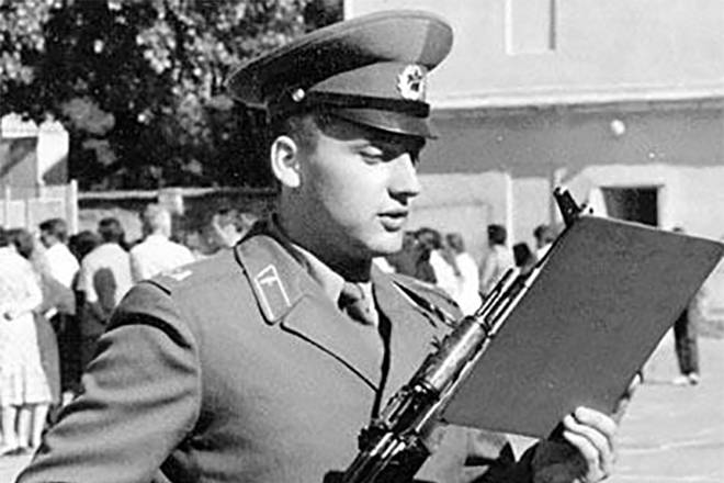 Армияда кызмат өтөп жүргөн убагы