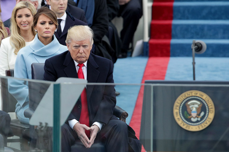 Трамптын инаугурациясы. Трамптын артында капалуу жубайы, кубанган кызы