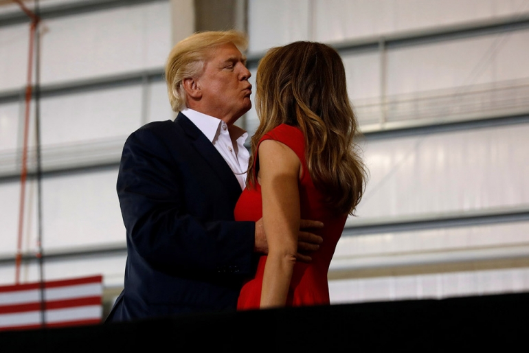 Трамп жубайы менен