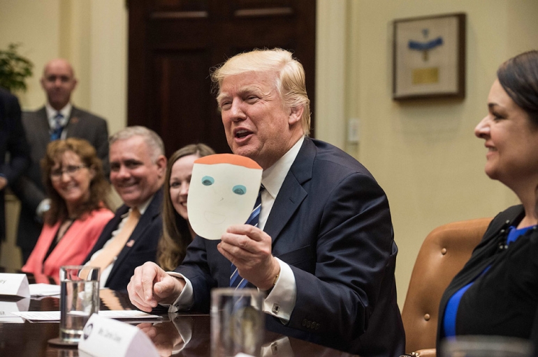 Кичинекей бала Трампка анын сүрөтүн берген