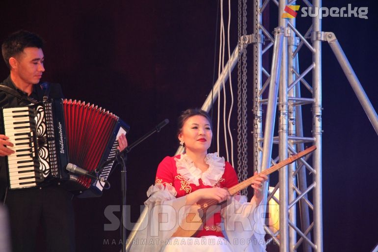 Концерт жандуу музыка менен коштолду
