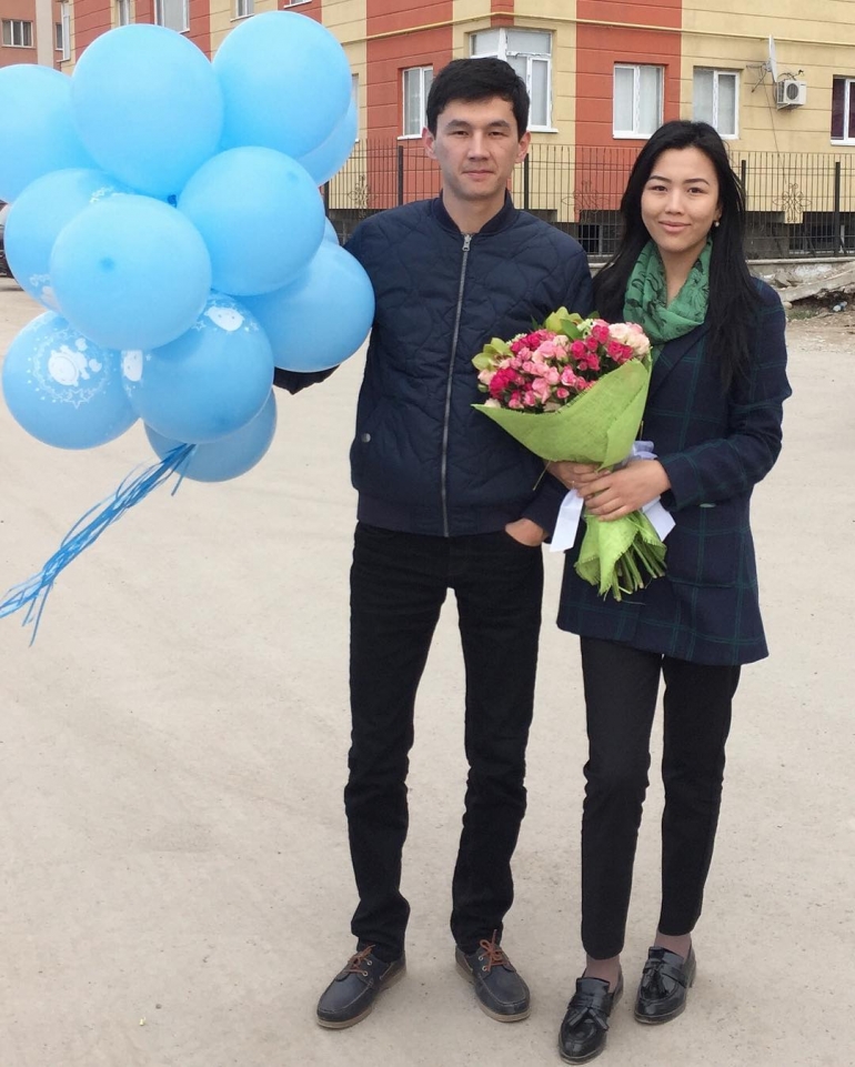 Жеӊиш Майрамбек уулу жубайы Нурайым менен