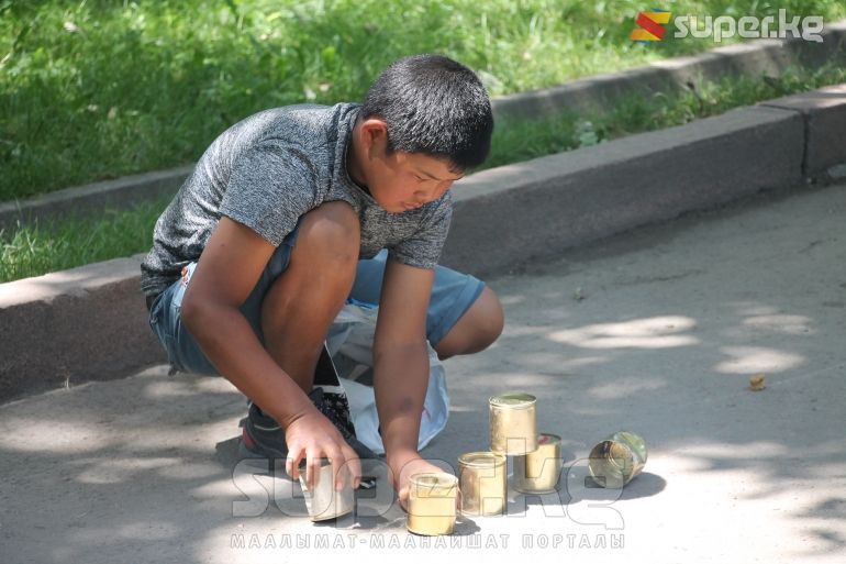 Эс алуу бакта ойноп жаткан балдар