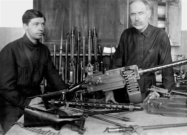 Токарев пулемётун жакшыртуунун үстүндө.