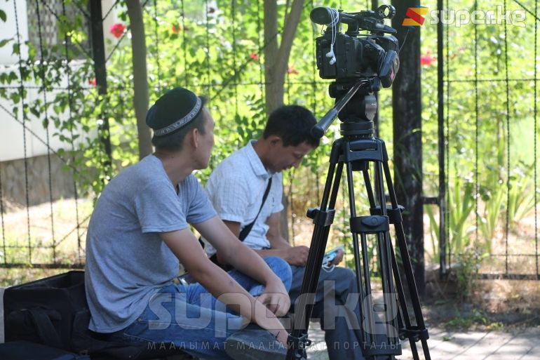 Сот башталарда тартип сакчылар журналисттерди киргизбей жатышкан