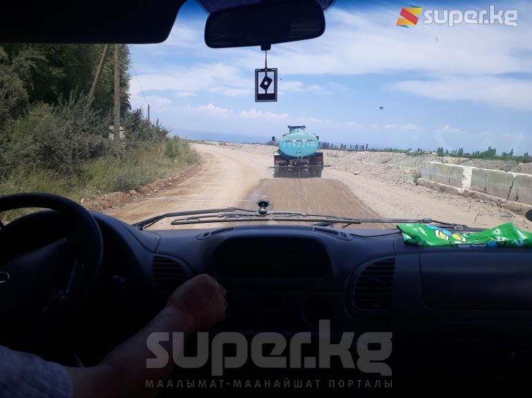 &quot;Кумтөргө&quot; кетчү жолго суу сээп турушат