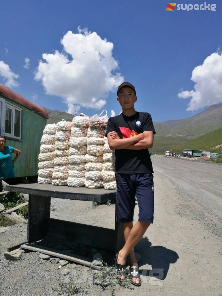 Кардарын күткөн сатуучу жигит.