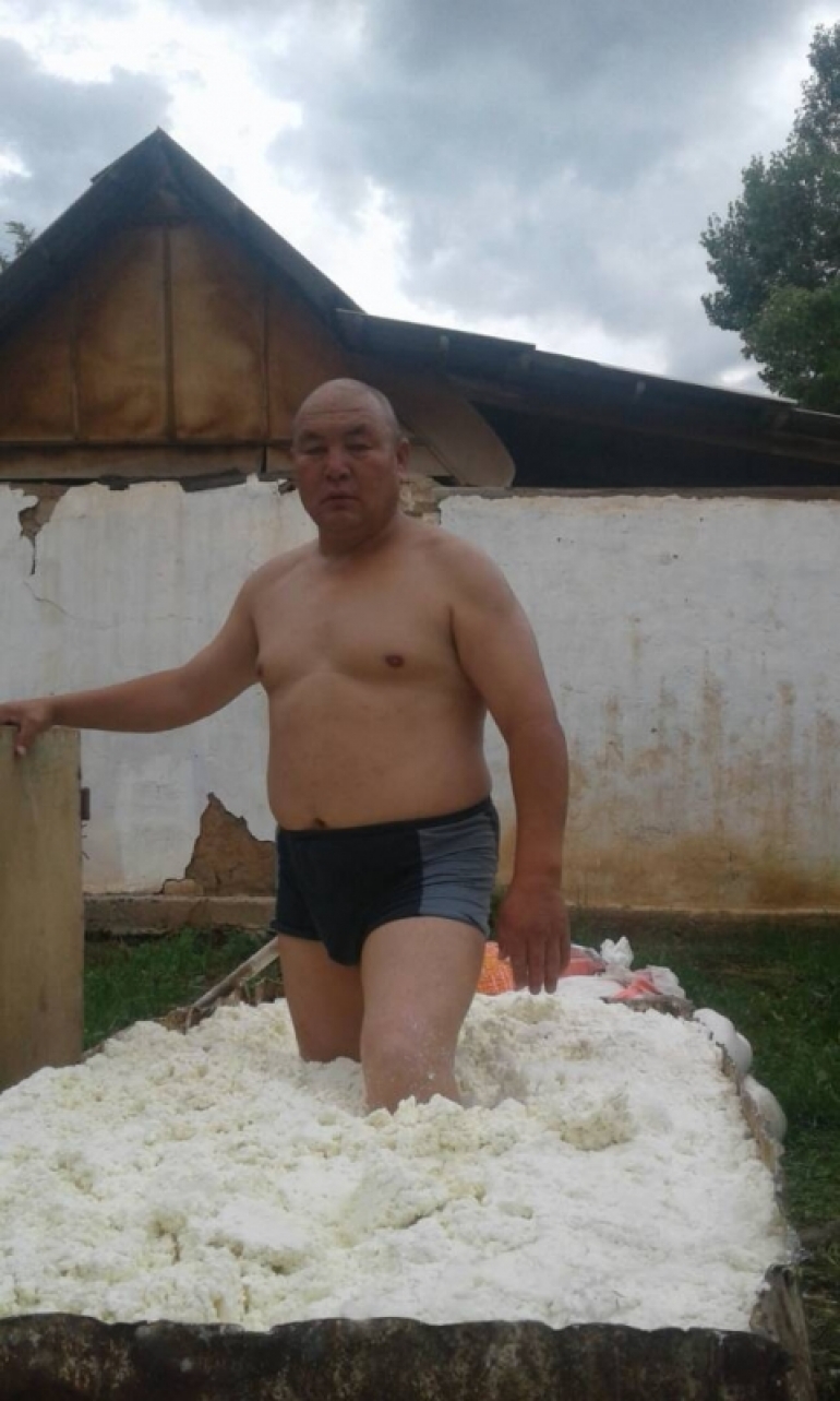 Сүзмө тебелеп жатат делген киши