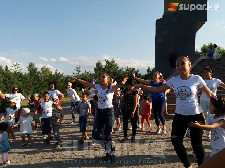 Эне сүтүн эмизүүнү колдоо жумалыгында катышуучулар бийлеп, флешмоб өткөрүштү.