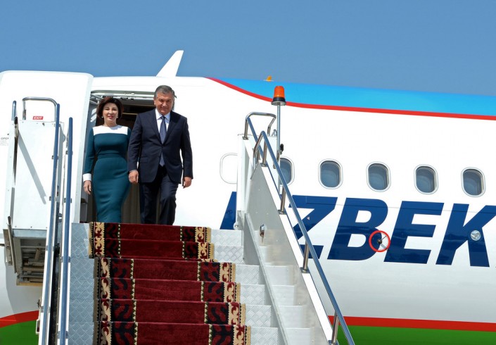 Өзбекстандын президенти жубайы менен учактан чыгып келе жаткан учур. 