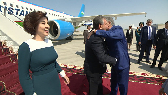 Аларды президент Алмазбек Атамбаев жубайы Раиса Атамбаева менен тосуп алды.