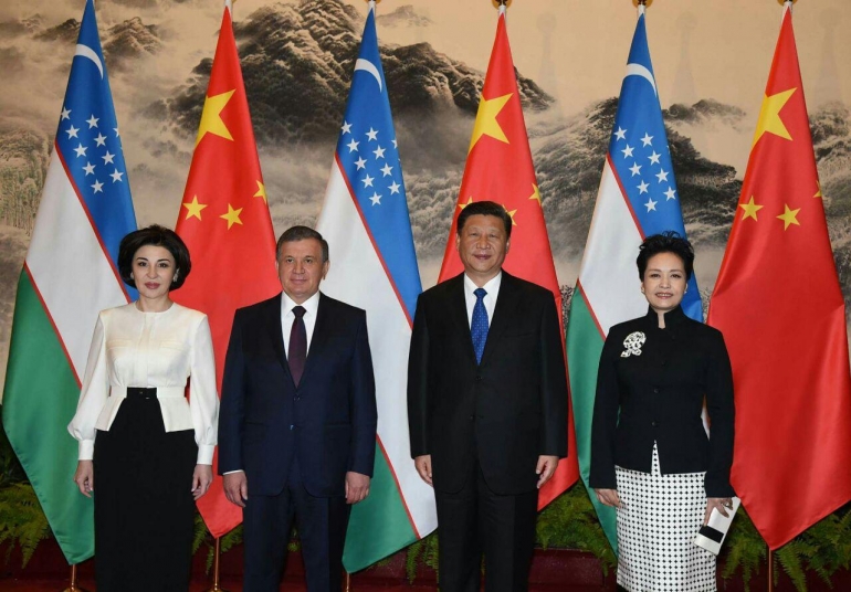 Өзбекстандын президенти Шавкат Мирзийоев жана Кытайдын президенти Си Цзиньпин жубайлары менен.