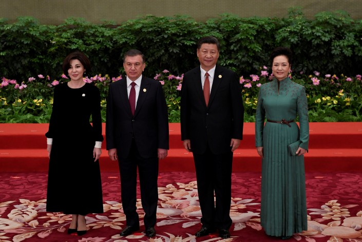 Өзбекстандын президенти Шавкат Мирзийоев жана Кытайдын президенти Си Цзиньпин жубайлары менен.