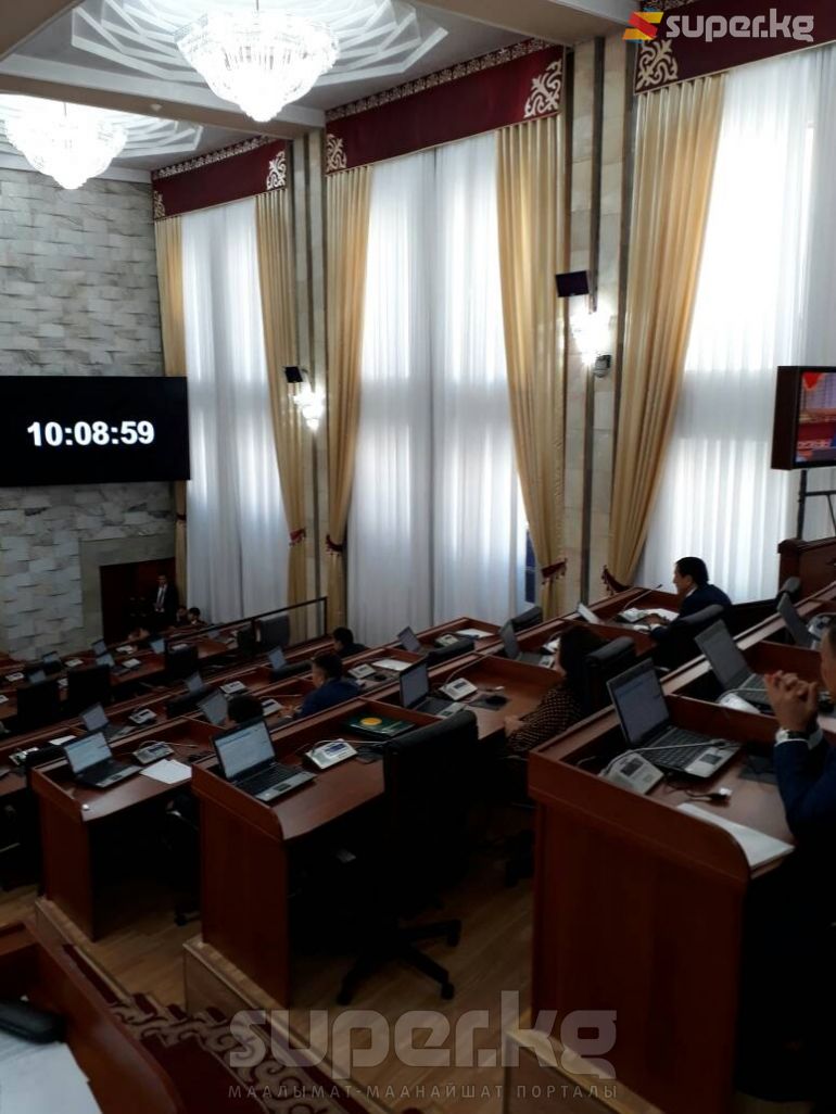 &quot;Республика - Ата-Журт&quot; фракциясынан 28 депутаттын жетиси гана ант берүү аземине катышты