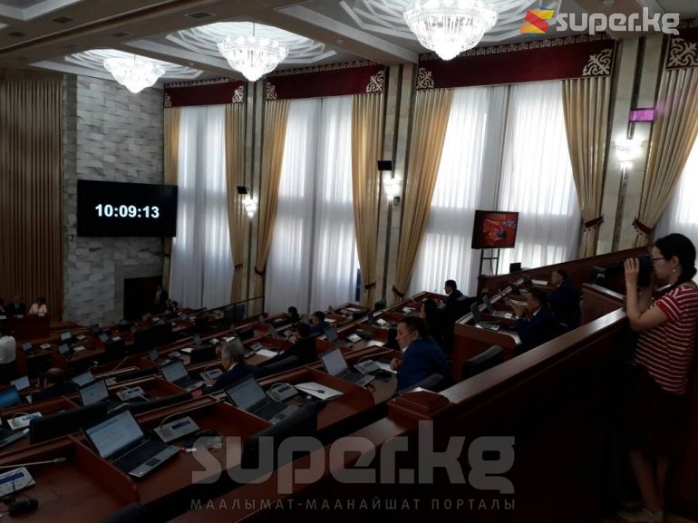&quot;Республика - Ата-Журт&quot; фракциясынан 28 депутаттын жетиси гана ант берүү аземине катышты