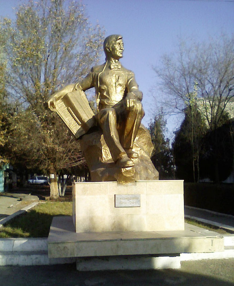 Рыспай Абдыкадыровдун эстелиги