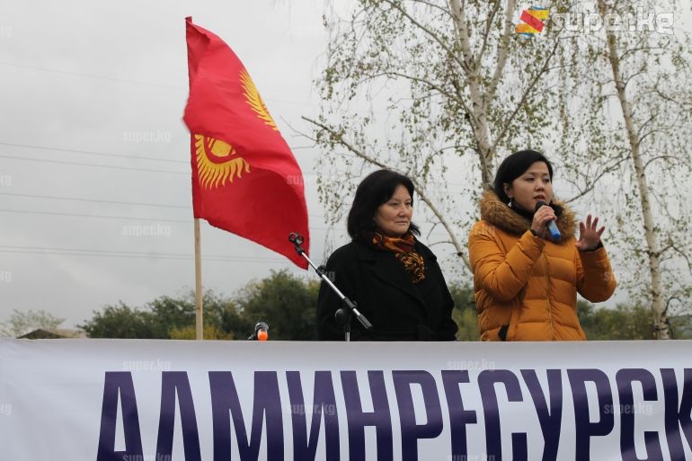 Борбордук шайлоо комиссиясынын мүчөлөрү Гүлнара Журабаева, Атыр Абдрахматова 
