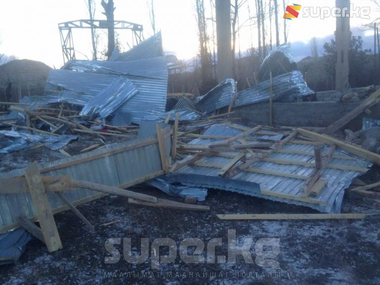 Ала-Бука районунун Көк-Серек айылында шамалдан жабыркаган үйлөр