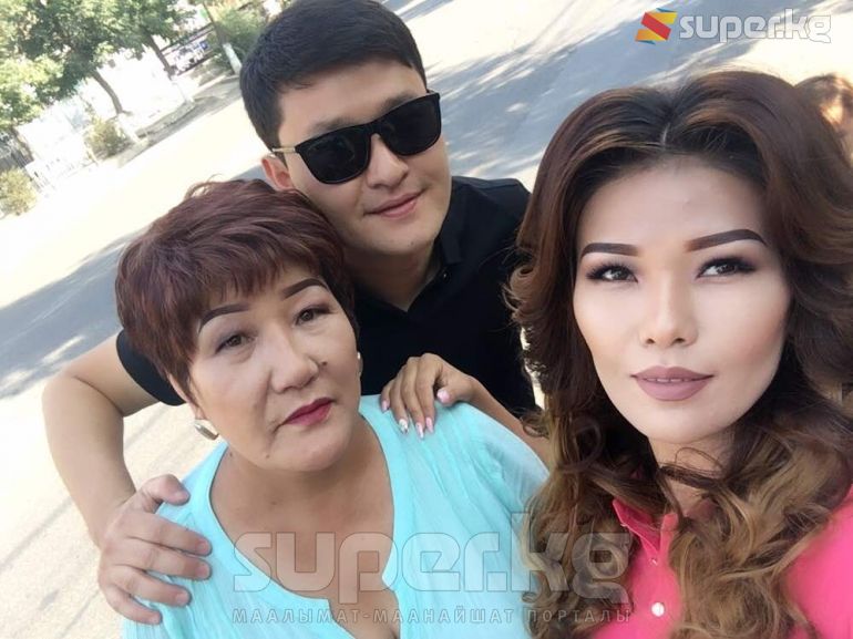 Ырчы апасы жана иниси менен