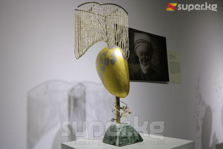 &quot;Элечекчен аял&quot;, 2002-жыл. Бийиктиги 63 сантиметр.