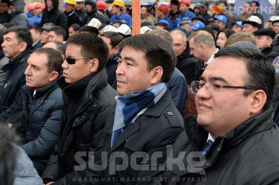 Депутаттар Дастан Бекешев, Жанар Акаев (ортодо) жана Бишкектин мэри Азиз Суракматов