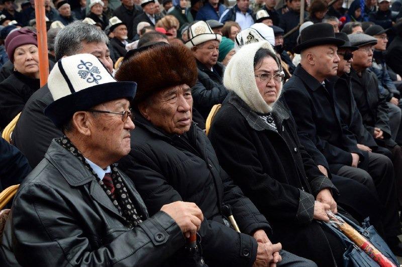 Экинчи катарда мурдагы башкы прокурор Элмурза Сатыбалдиев отурат (сол тарапта) 