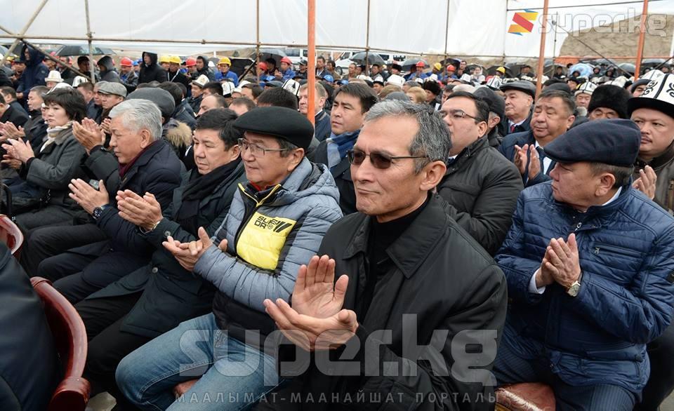 Экс-премьер Жоомарт Оторбаев, экс-депутат Марат Султанов, экс-премьер Темир Сариев, депутат Иса Өмүркулов (оңдон солго). Арткы фондо депутаттар Искендер Гаипкулов менен Улан Примовду көрүүгө болот