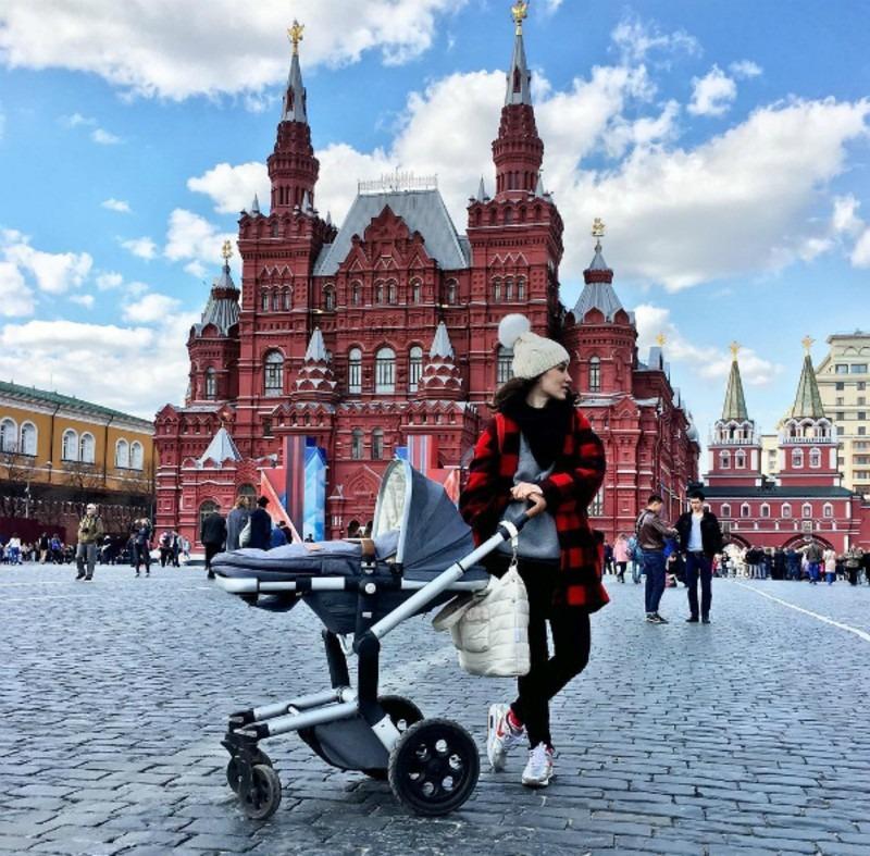 Ырчы кызынын сүрөттөрүн коомчулуктан жашырып келет