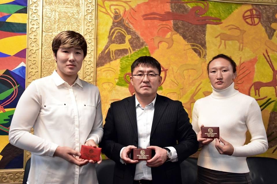 Айпери Медет кызы, Байгазы Кенжебаев жана Айсулуу Тыныбекова