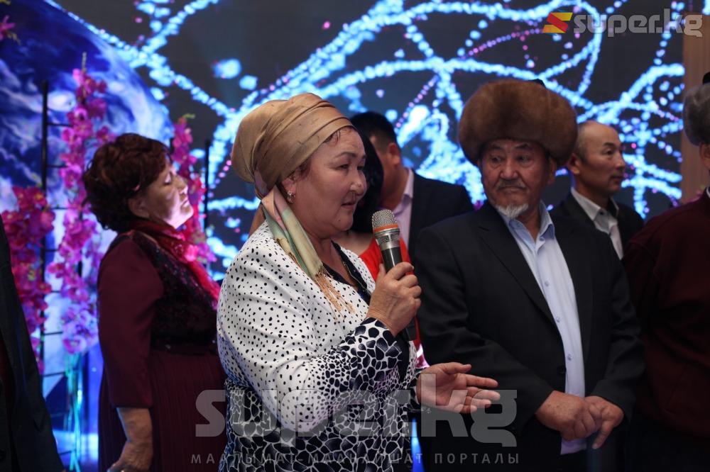 Мирбек Атабековду кичинекейинде баккан жеңеси
