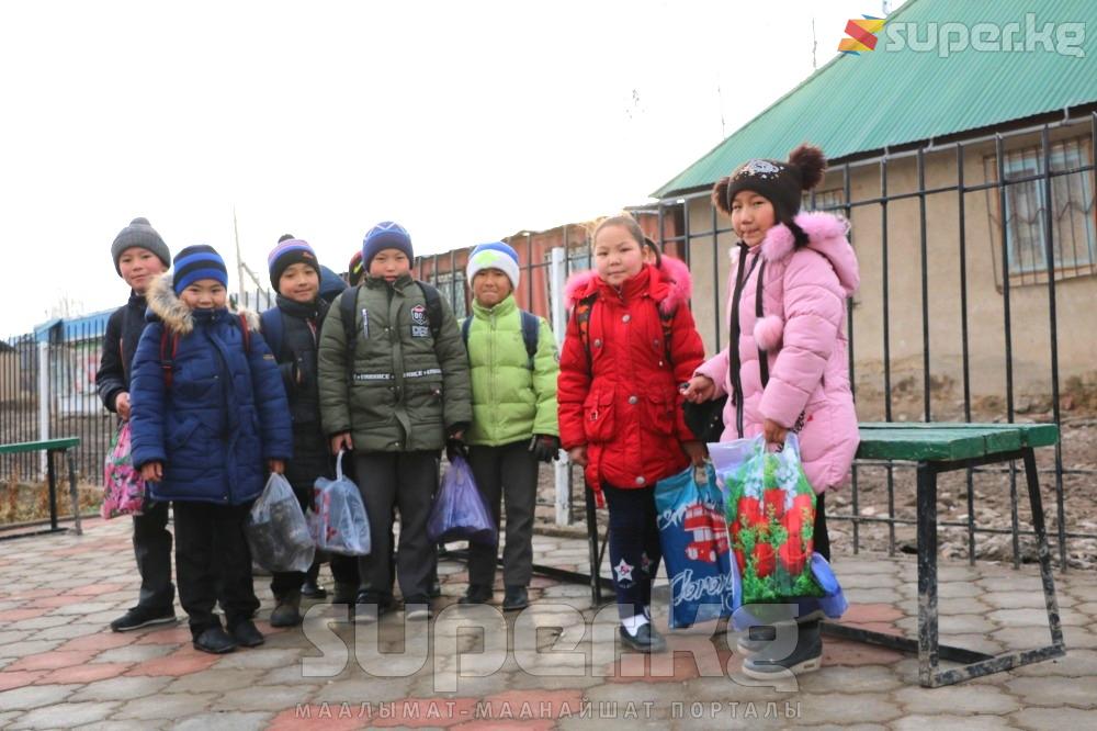 Баштыкта балдардын кошумча бут кийимдери салынган