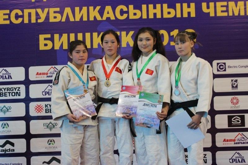 48 килограммга чейинки салмак ченинде:

1-орун: Адина Кочконбаева;

2-орун: Венера Марат кызы;

3-орун: Алмагүл Токтобаева;

3-орун: Айжан Айтпозова;