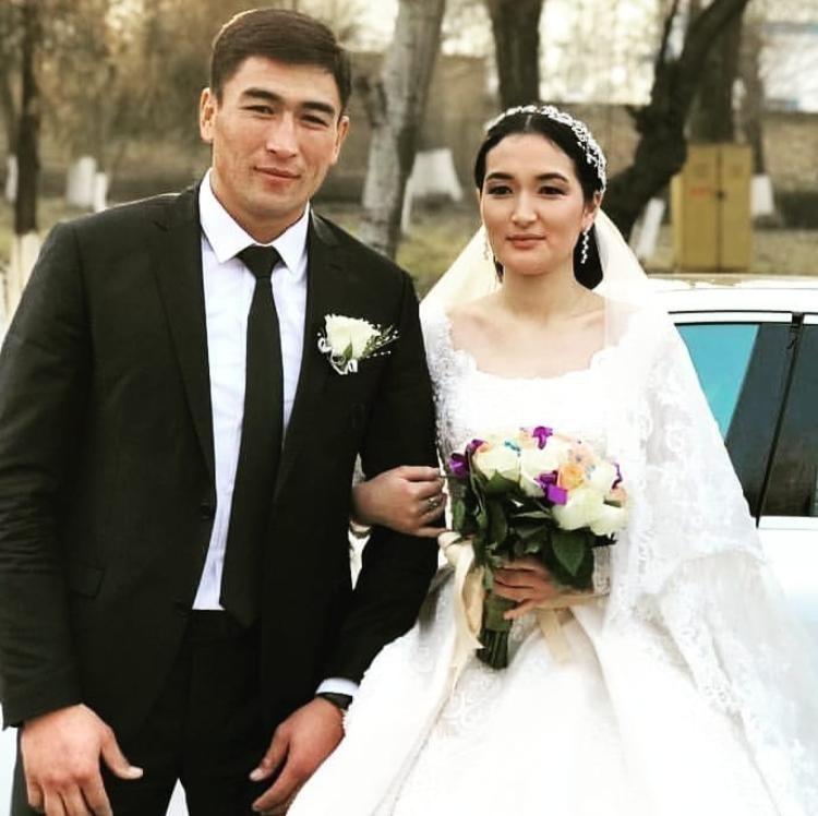 Манас Ниязов сүйүктүүсү Назира менен