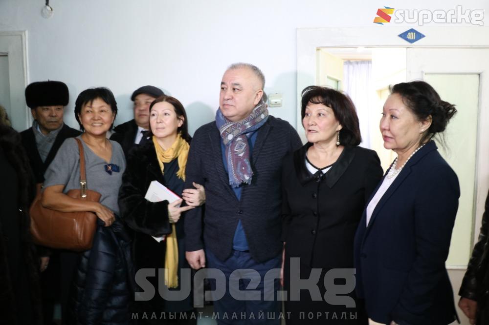 Өмүрбек Текебаев укук коргоочу Динара Ошурахунова, БШКнын мүчөсү Гүлнара Журабаева, экс-депутат Асия Сасыкбаева