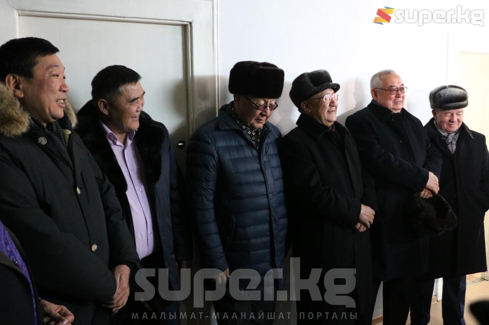 Солдон оңго: Депутат Бахадыр Сулейманов, саясатчылар Камчыбек Ташиев, Эмилбек Каптагаев, Абдыганы Эркебаев, Жолборс Жоробеков, Исмаил Исаков