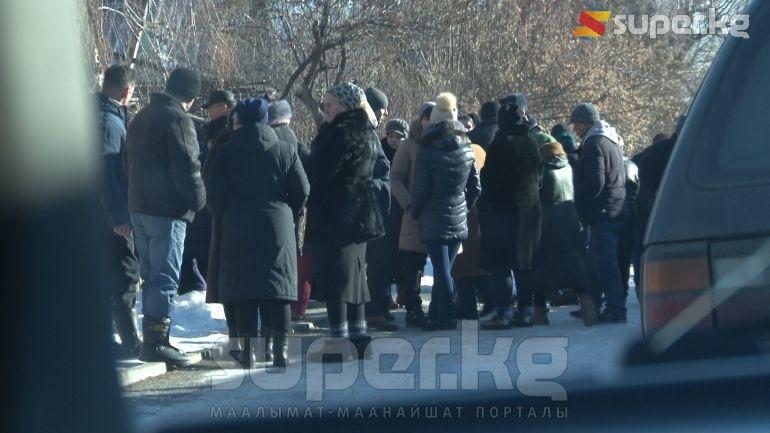 Эки маркумду жерге берүү учурунан.