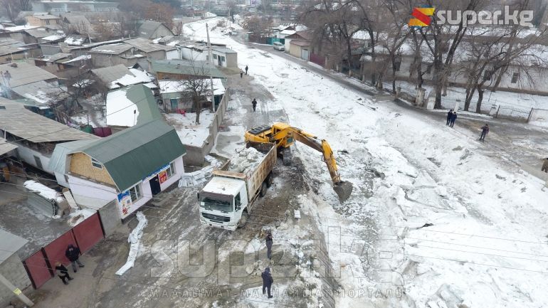Дарыянын нугун тазалоо үчүн атайын техникалар иштеп жатат