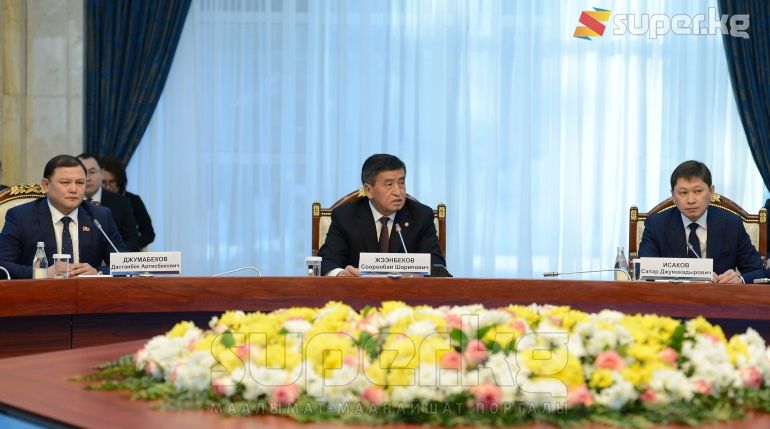 (солдон оңго) Жогорку Кеңештин төрагасы Дастанбек Жумабеков, президент Сооронбай Жээнбеков, премьер-министр Сапар Исаков