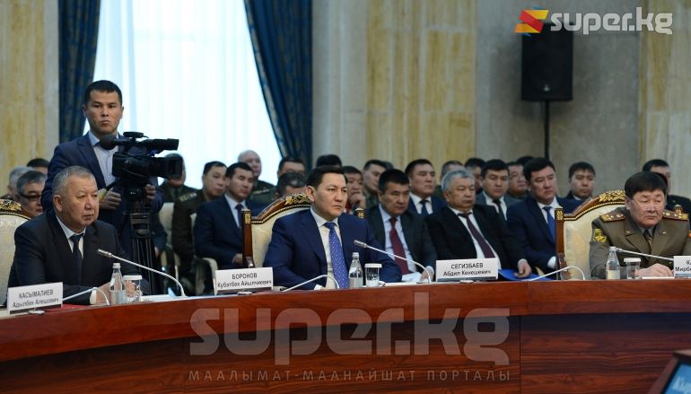 (солдон оңго) Өзгөчө кырдаалдар министри Кубатбек Боронов, УКМКнын төрагасы Абдил Сегизбаев, Коргоо иштери боюнча мамлекеттик комитетинин төрагасы Мирбек Касымкулов